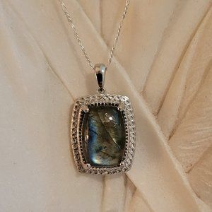 LABRADORITE PENDANT SET IN STERLING SILVER WITH  24" CHAIN